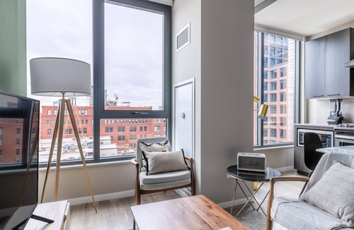 West Loop Apartment | Mod West Loop Studio w/Gym, Pool, nr. Restaurant Row, by Blueground