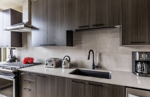 West Loop Apartment | Mod West Loop Studio w/Gym, Pool, nr. Restaurant Row, by Blueground