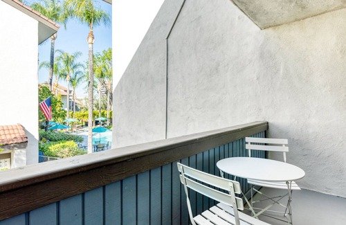 Warner Center Apartment | Mod Woodland Hills 1BR w/Pool & Gym, near Warner Center, by Blueground