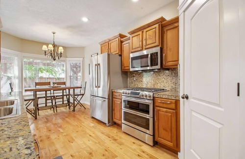 Meridian House | Model like home w/2 KING Beds, Dedicated Office, & Private Hot Tub in Quiet Neighborhood