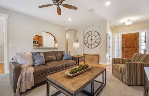 Meridian House | Model like home w/2 KING Beds, Dedicated Office, & Private Hot Tub in Quiet Neighborhood