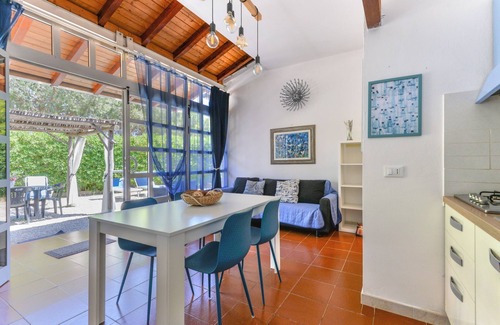 Lacona Apartment | Modern apartment with garden, air conditioning and Wi-Fi