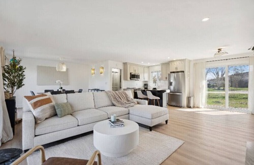 Commerce Township House | Modern Lakefront Luxury - Entire 3 bed, 1.5 bath ranch near hospitals