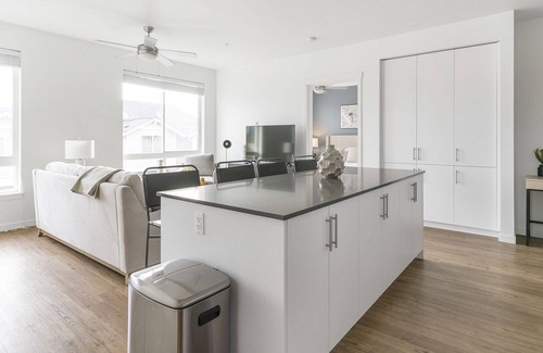 Silver Lake Apartment | Modern Apartment in Prime Location (ID5770X48)