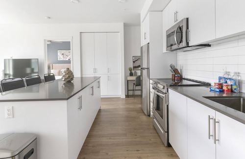 Silver Lake Apartment | Modern Apartment in Prime Location (ID5770X48)