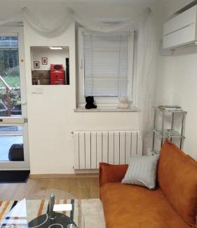 Hanspaulka Apartment | Moderní apartmán s terasou - 15 min Letiště - Parkování na pozemku zdarma