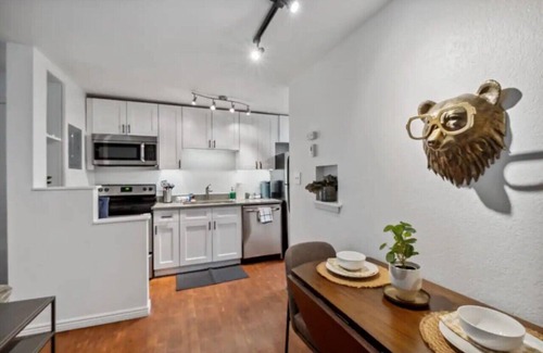 Englewood Apartment | Modern 1/1 Walkable &Lux Bedding