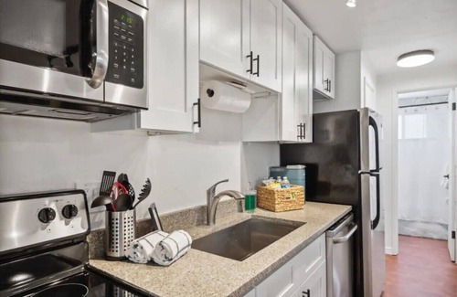 Englewood Apartment | Modern 1/1 Walkable &Lux Bedding