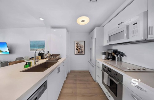 Coconut Grove Apartment | Modern 1-BD Arya Condo | Coconut Grove w/Pool & Parking