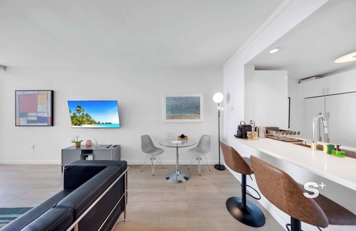 Coconut Grove Apartment | Modern 1-BD Arya Condo | Coconut Grove w/Pool & Parking