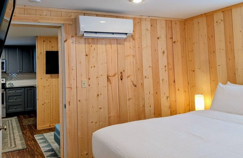 Onekama House | Modern 1-Bdrm Apartment - Room #7
