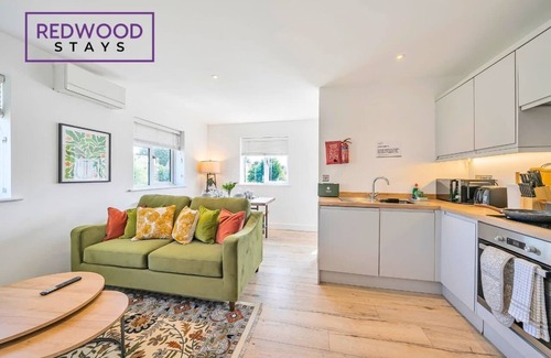 Basingstoke Apartment | Modern 1 Bed 1 Bath Town Center Apt, FREE Parking