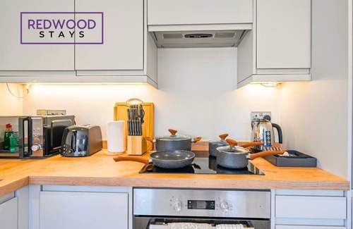 Basingstoke Apartment | Modern 1 Bed 1 Bath Town Center Apt, FREE Parking