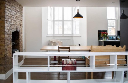 Upper Clapton Apartment | Modern 1 Bed 2-Storey Flat in Clapton