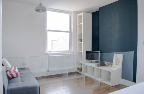 Upper Clapton Apartment | Modern 1 Bed 2-Storey Flat in Clapton