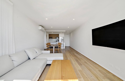 Phillip Apartment | Modern 1-Bed Apartment With Parking, Pool and Gym