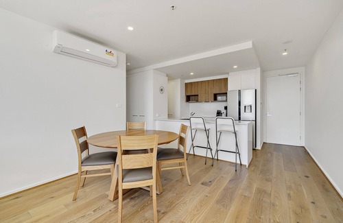 Phillip Apartment | Modern 1-Bed Apartment With Parking, Pool and Gym