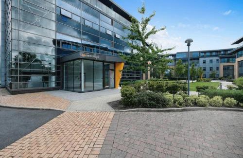 Bracknell Apartment | Modern 1 Bed Apt Bracknell- with parking