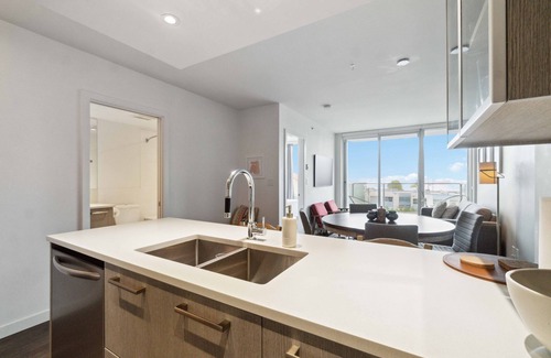 Downtown Eastside Apartment | Modern 1-Bed Condo | Mountain Views | 10 mins > DT