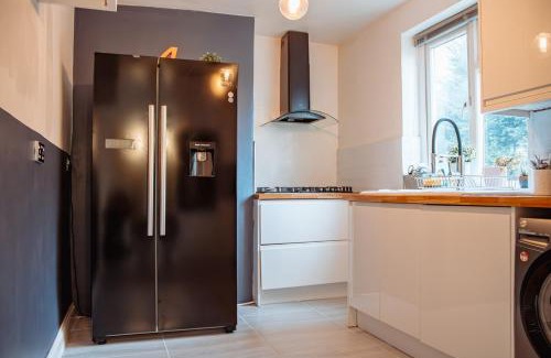Leeds House | Modern 1-Bed House with Parking Near Kirkstall