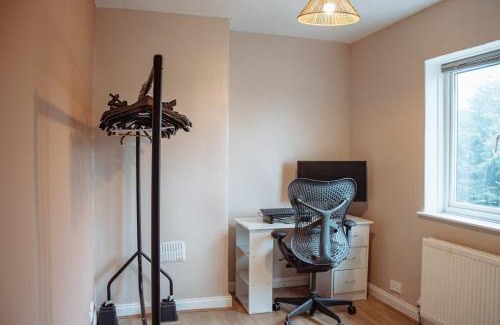 Leeds House | Modern 1-Bed House with Parking Near Kirkstall