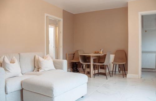 Leeds House | Modern 1-Bed House with Parking Near Kirkstall