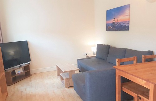 Swindon Apartment | Modern 1 Bed in Old Town. Ideal for Food & Drink!