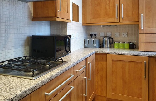 Swindon Apartment | Modern 1 Bed in Old Town. Ideal for Food & Drink!