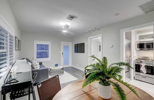 Victoria Park Apartment | Modern 1 Bed w/FREE Parking, Workspace & Printer