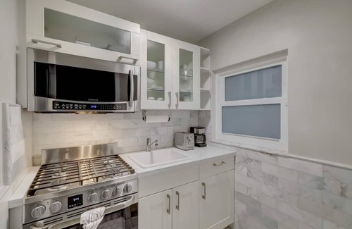 Victoria Park Apartment | Modern 1 Bed w/FREE Parking, Workspace & Printer