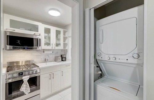 Victoria Park Apartment | Modern 1 Bed w/FREE Parking, Workspace & Printer