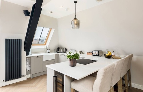 Warwick Apartment | Modern 1 Bed with Roof Terrace, Central Warwick |Pass the Keys