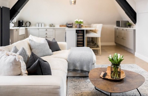 Warwick Apartment | Modern 1 Bed with Roof Terrace, Central Warwick |Pass the Keys