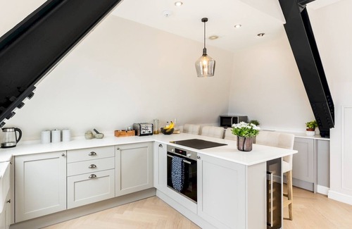 Warwick Apartment | Modern 1 Bed with Roof Terrace, Central Warwick |Pass the Keys