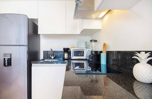 Centro Apartment | Modern 1-Bedroom Apartment, Rooftop Pool & Gym!
