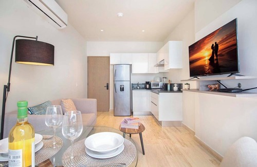 Centro Apartment | Modern 1-Bedroom Apartment, Rooftop Pool & Gym!