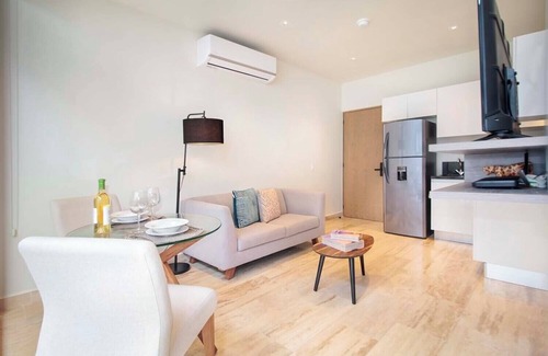 Centro Apartment | Modern 1-Bedroom Apartment, Rooftop Pool & Gym!