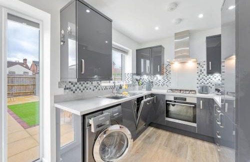 Burton on Trent Apartment | Modern 1 Bedroom House in Burton-on-Trent