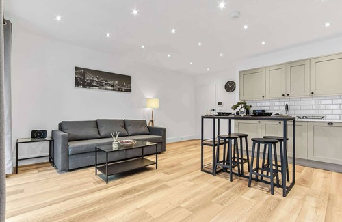 Addiscombe Apartment | Modern 1 Bedroom Stay, Balcony, East Croydon