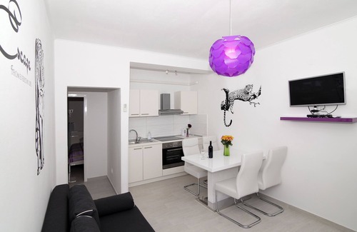 Babin Kuk Apartment | MODERN 1 BEDROOM APARTMENT - 100 mtrs from the beach, free parking, WIFI.