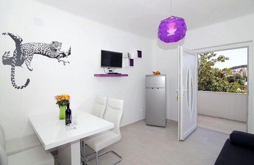 Babin Kuk Apartment | MODERN 1 BEDROOM APARTMENT - 100 mtrs from the beach, free parking, WIFI.