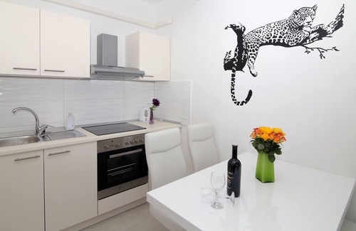 Babin Kuk Apartment | MODERN 1 BEDROOM APARTMENT - 100 mtrs from the beach, free parking, WIFI.