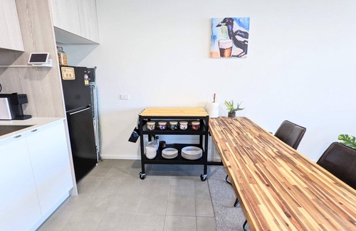 Lyneham Apartment | Modern 1-Bedroom Apartment - Close to City Centre & ANU, free parking