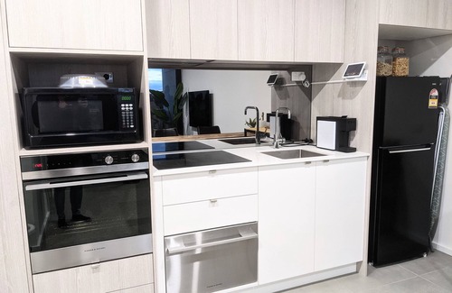 Lyneham Apartment | Modern 1-Bedroom Apartment - Close to City Centre & ANU, free parking