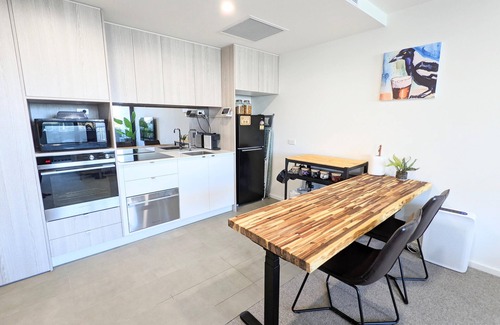 Lyneham Apartment | Modern 1-Bedroom Apartment - Close to City Centre & ANU, free parking