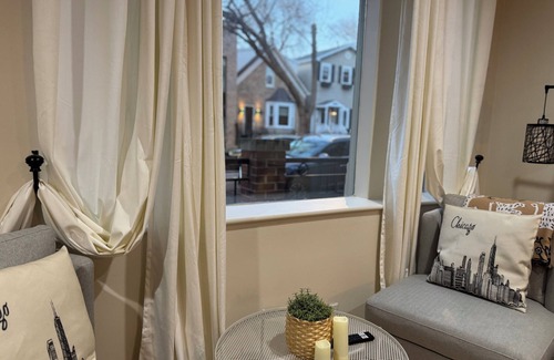West Town Apartment | Modern 1-bedroom apartment with 1 FREE Parking, Whirlpool bathtub,Full Kitchen