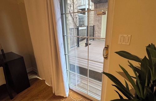 West Town Apartment | Modern 1-bedroom apartment with 1 FREE Parking, Whirlpool bathtub,Full Kitchen