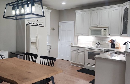 Porters Sideling Apartment | Modern 1 Bedroom Apartment withBackyard and deck access