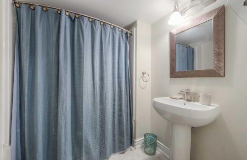 Brampton House | Modern 1-Bedroom Apartment - Near Airport & Toronto Downtown