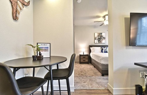 Knox - Henderson Apartment | Modern 1 Bedroom Apartment + Garage Parking